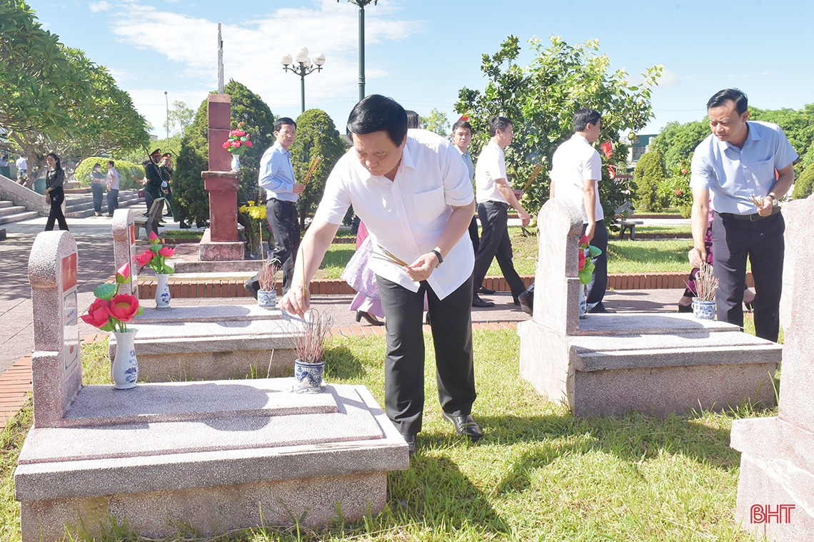 Giám đốc Học viện Chính trị Quốc gia Hồ Chí Minh tri ân các anh hùng, liệt sỹ và tặng quà người có công ở Hà Tĩnh