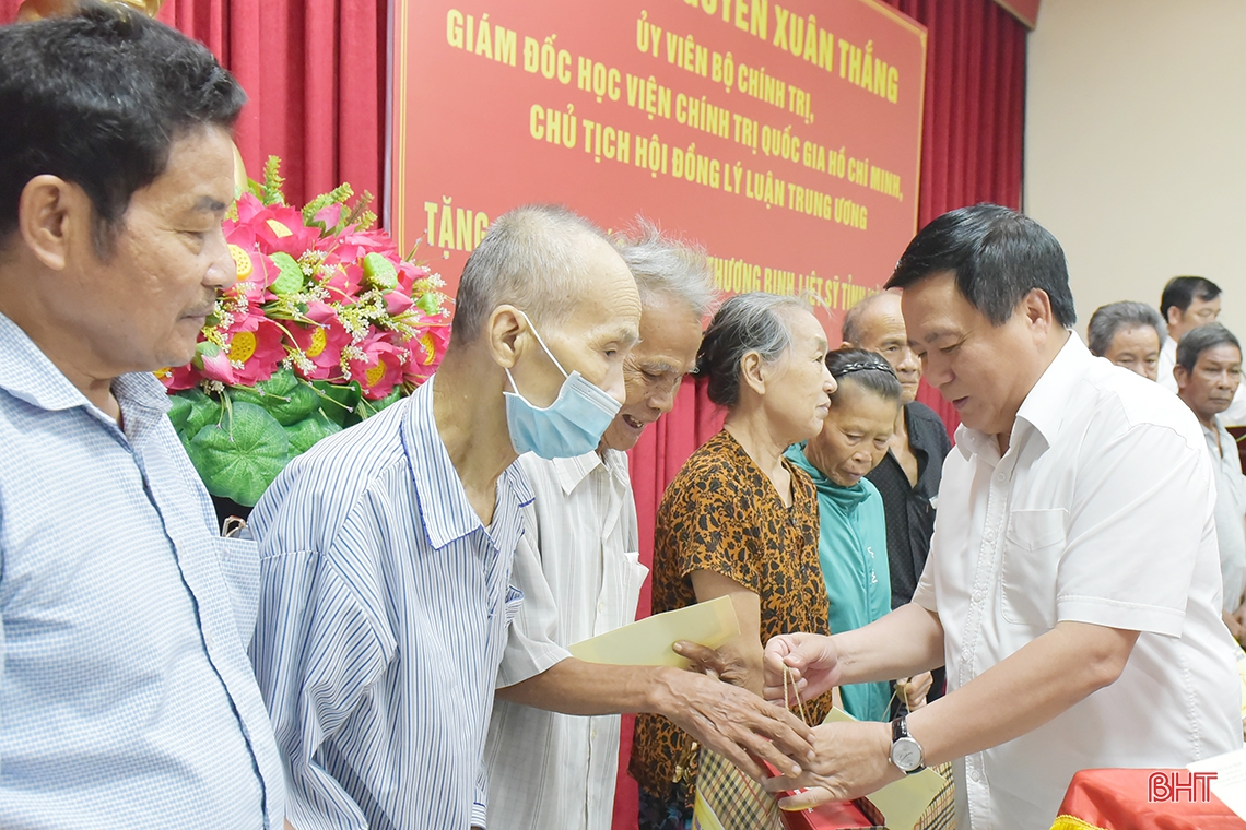 Giám đốc Học viện Chính trị Quốc gia Hồ Chí Minh tri ân các anh hùng, liệt sỹ và tặng quà người có công ở Hà Tĩnh
