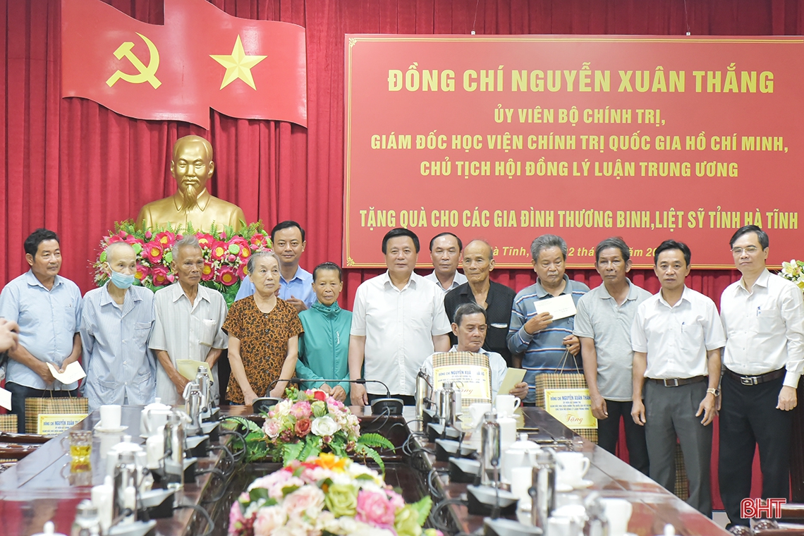 Giám đốc Học viện Chính trị Quốc gia Hồ Chí Minh tri ân các anh hùng, liệt sỹ và tặng quà người có công ở Hà Tĩnh