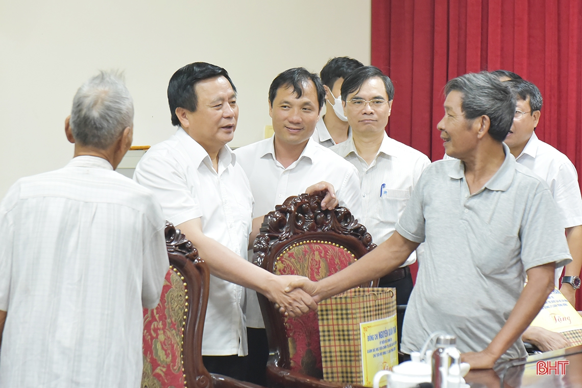Giám đốc Học viện Chính trị Quốc gia Hồ Chí Minh tri ân các anh hùng, liệt sỹ và tặng quà người có công ở Hà Tĩnh