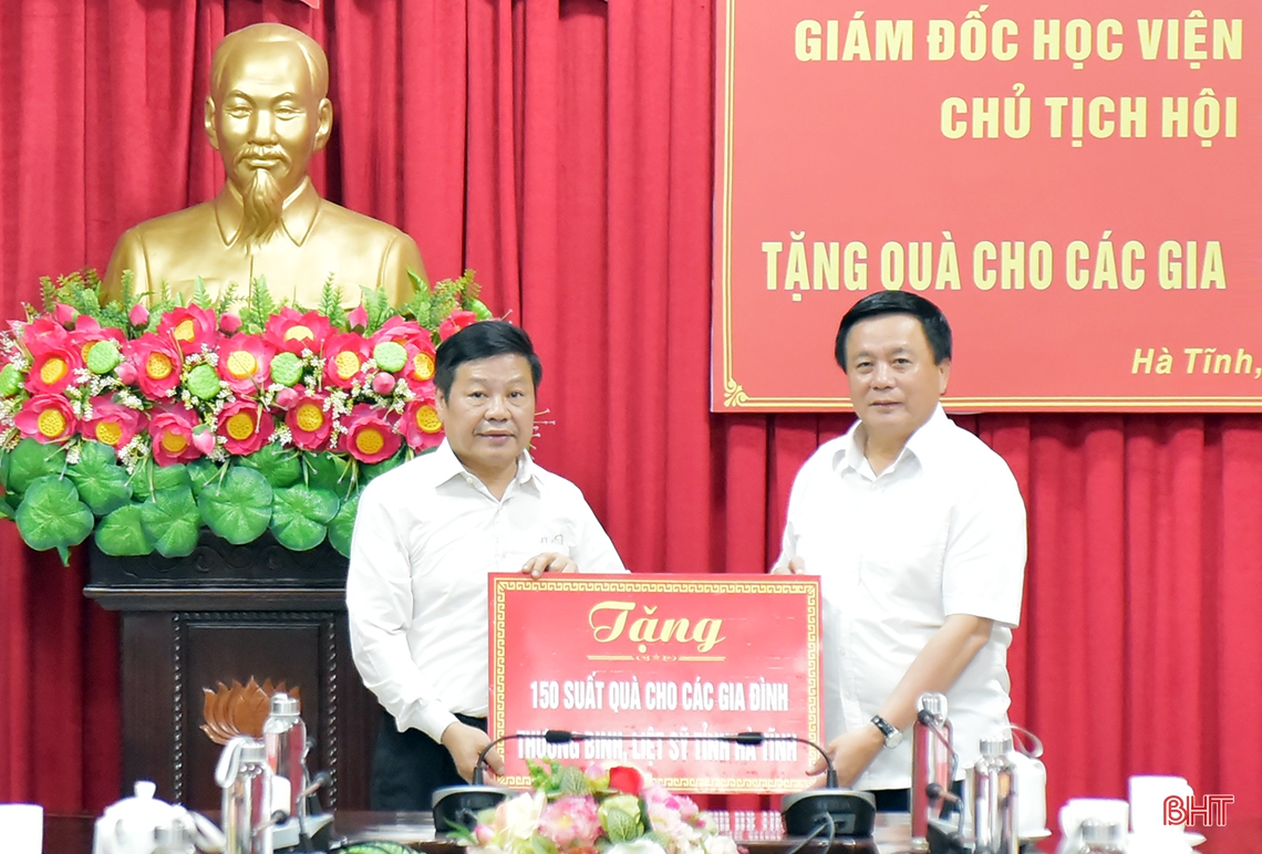 Giám đốc Học viện Chính trị Quốc gia Hồ Chí Minh tri ân các anh hùng, liệt sỹ và tặng quà người có công ở Hà Tĩnh