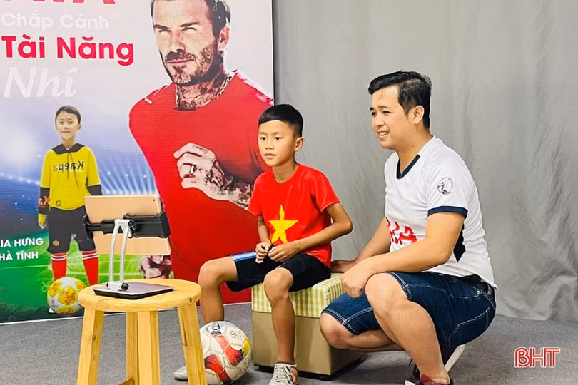 Cậu bé Hà Tĩnh tâng bóng hơn 2.800 lần khiến David Beckham kinh ngạc