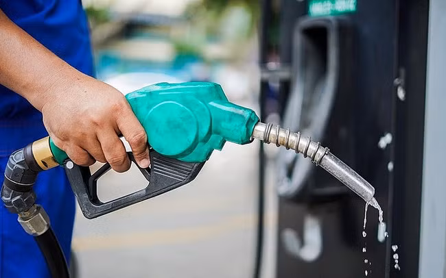 Mỗi lít xăng giảm hơn 600 đồng