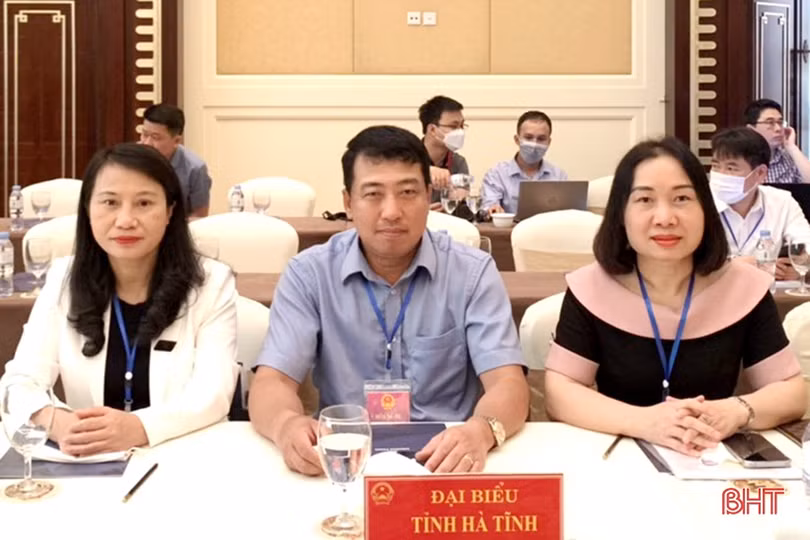 Đại biểu Hà Tĩnh chia sẻ kinh nghiệm tại hội nghị Thường trực HĐND 6 tỉnh Bắc Trung bộ