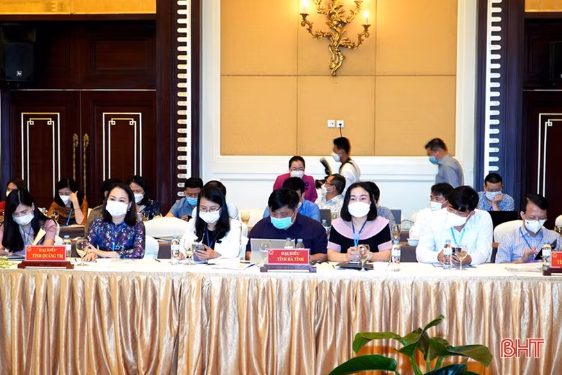Đại biểu Hà Tĩnh chia sẻ kinh nghiệm tại hội nghị Thường trực HĐND 6 tỉnh Bắc Trung bộ