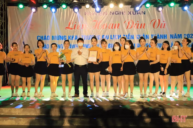 Hấp dẫn liên hoan dân vũ mừng khai trương du lịch biển Xuân Thành