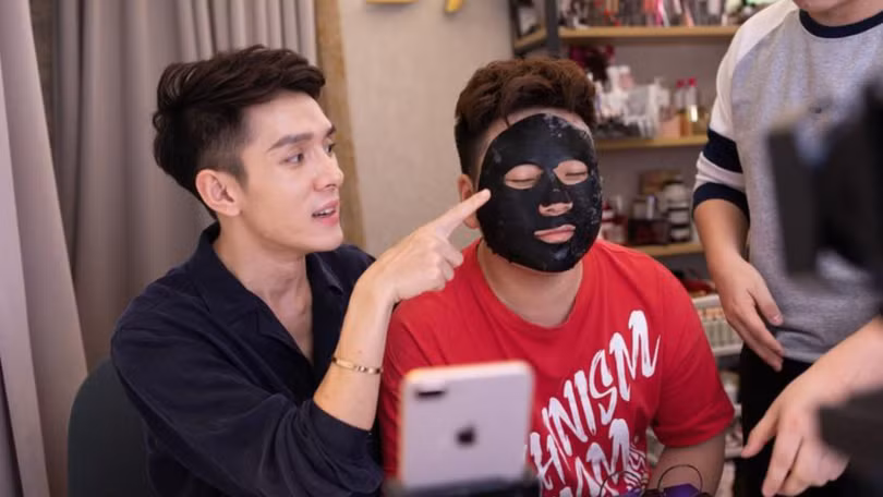 Nam giới Trung Quốc trang điểm để thoát “ế”
