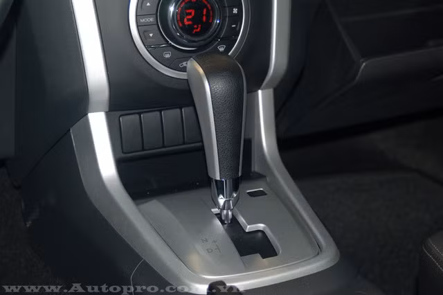 isuzu mu x co gi hot de canh tranh voi toyota fortuner