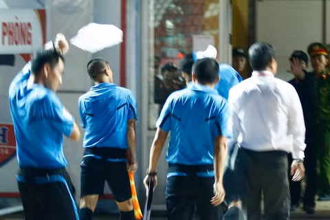 bao luc san co khien hinh anh v league meo mo va xau xi