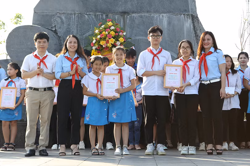Thiếu nhi Hà Tĩnh tự hào truyền thống - Tiếp bước cha anh”
