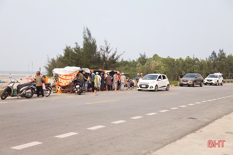 Tái diễn cảnh chợ hải sản tự phát lấn đường ven biển Hà Tĩnh