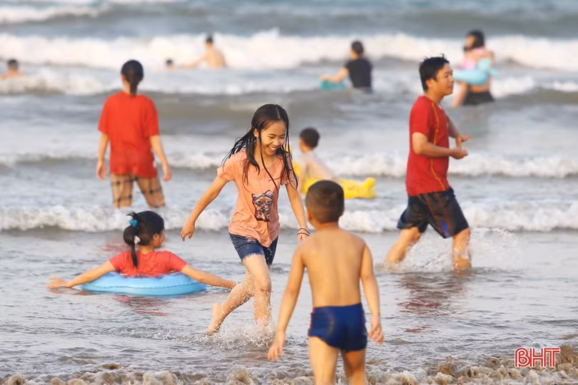 Vừa khởi động mùa du lịch, các bãi biển Hà Tĩnh đã nhộn nhịp du khách