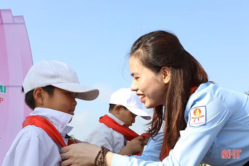 Thiếu nhi Hà Tĩnh tự hào truyền thống - Tiếp bước cha anh”