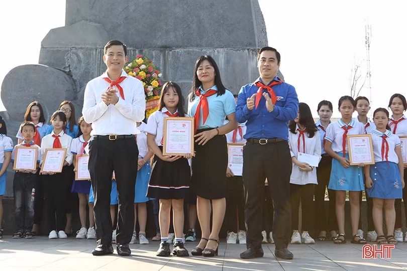 Thiếu nhi Hà Tĩnh tự hào truyền thống - Tiếp bước cha anh”