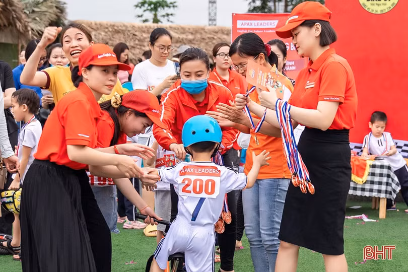 Sôi nổi giải đua xe đạp của các bé mầm non trường Trung Kiên