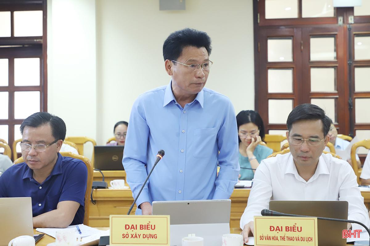 Giám đốc Sở Xây dựng Nguyễn Quốc Hà báo cáo những khó khăn, vướng mắc liên quan lĩnh vực xây dựng và nêu các giải pháp tháo gỡ.