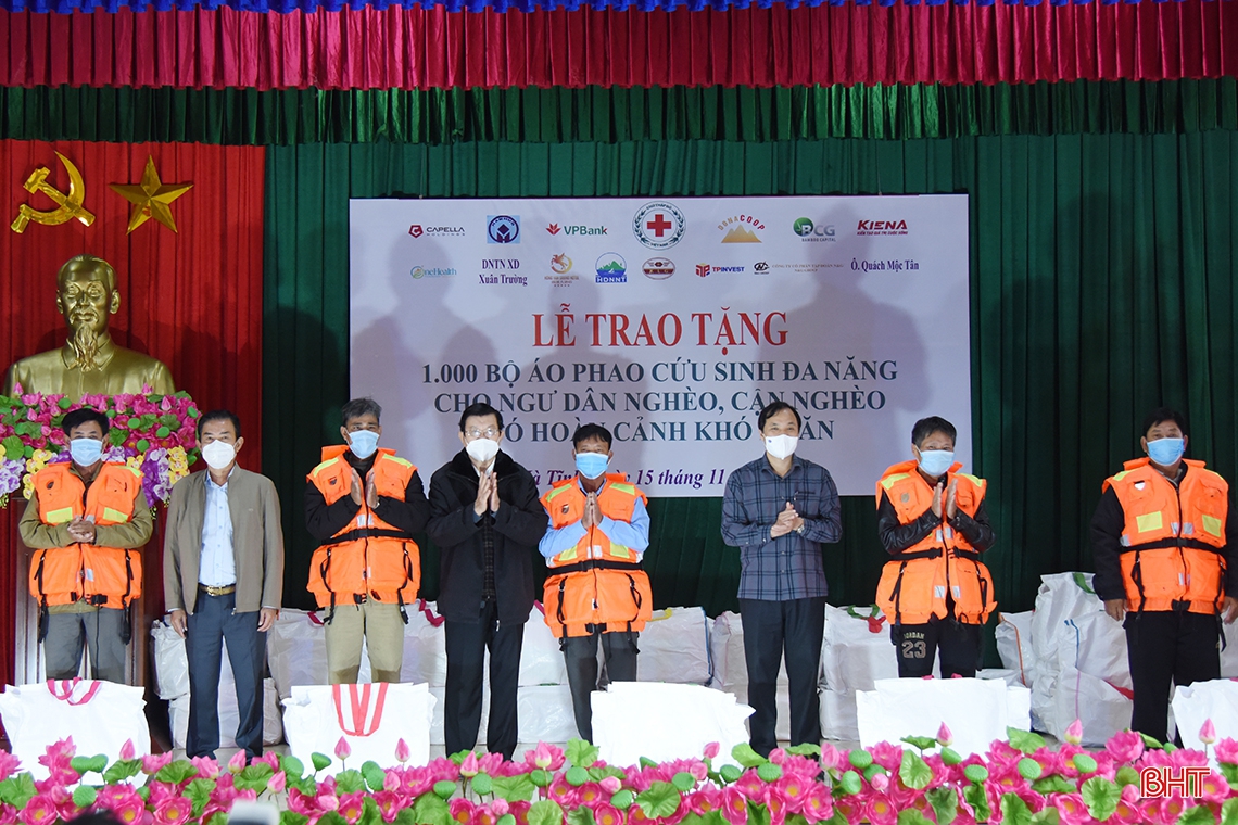 Nguyên Chủ tịch nước Trương Tấn Sang trao tặng áo phao cứu sinh đa năng cho ngư dân khó khăn ở Hà Tĩnh