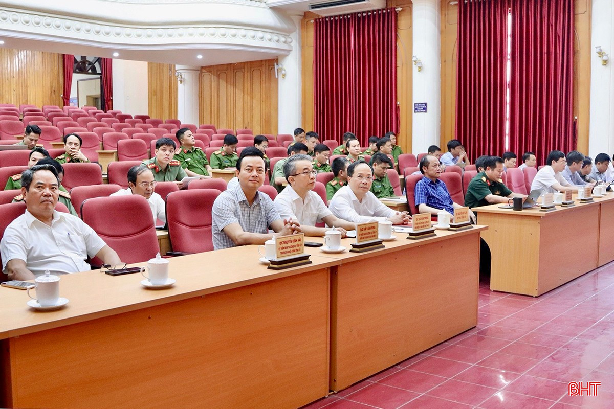 Bí thư Tỉnh ủy Nguyễn Duy Lâm và các đại biểu tham dự tại điểm cầu Hà Tĩnh.