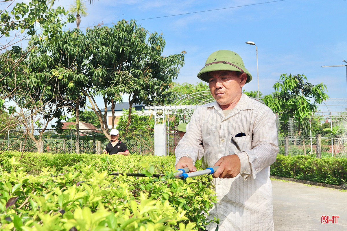 Đặc biệt, tinh thần hiến đất mở đường vì lợi ích chung được bà con hưởng ứng tích cực. Từ năm 2023 tới nay, đã có 11 hộ dân tự nguyện hiến đất với diện tích hơn 200m 2, phá bỏ hàng rào kiên cố để mở rộng hành lang đường, tạo điều kiện thuận lợi cho giao thông và sinh hoạt của bà con.