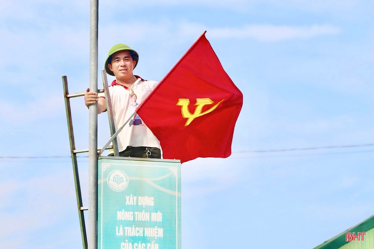 Dưới sự lãnh đạo của cấp ủy, chính quyền địa phương và sự vận động tích cực của Ban Công tác mặt trận thôn, bà con đã đồng lòng, nỗ lực vượt qua mọi rào cản. Từ việc tự nguyện hiến đất mở đường, hăng hái tham gia các buổi lao động vệ sinh môi trường đến việc đầu tư xây dựng vườn mẫu, chỉnh trang nhà cửa... tất cả đều thể hiện ý chí vươn lên mạnh mẽ.