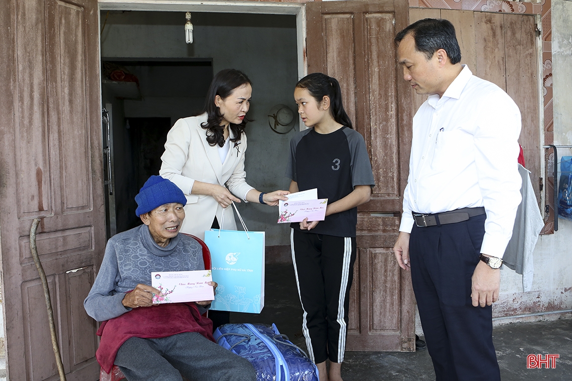 Bí thư Tỉnh ủy trao quà tết, động viên trẻ mồ côi hoàn cảnh khó khăn