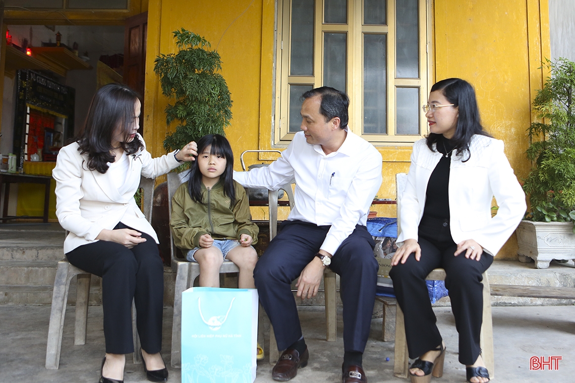 Bí thư Tỉnh ủy trao quà tết, động viên trẻ mồ côi hoàn cảnh khó khăn