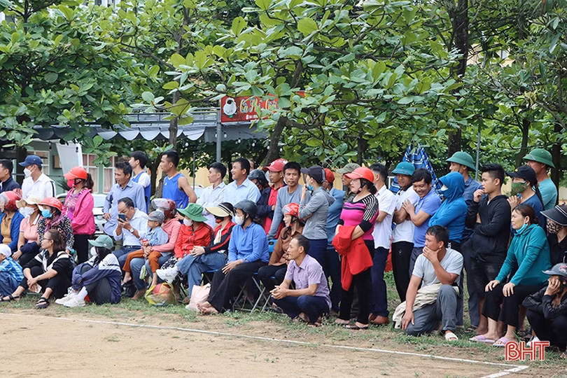 Hơn 200 VĐV tranh tài Giải Bóng chuyền nam nông dân huyện Cẩm Xuyên