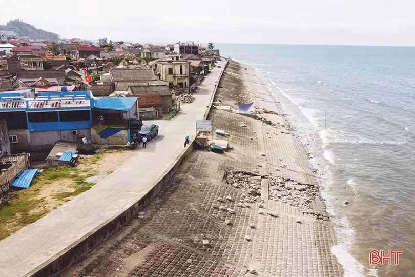 Cấp bách khắc phục sạt lở kè biển Cẩm Nhượng