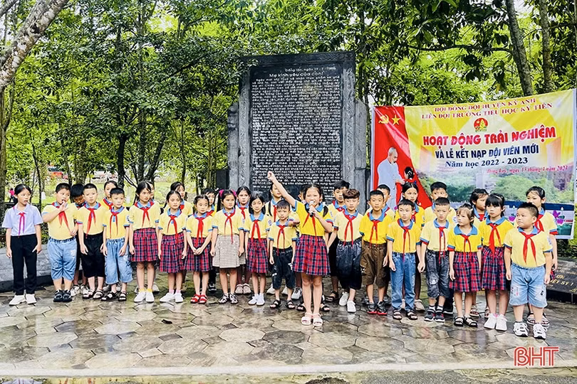 Giáo dục truyền thống qua kết nạp đội viên tại địa chỉ đỏ
