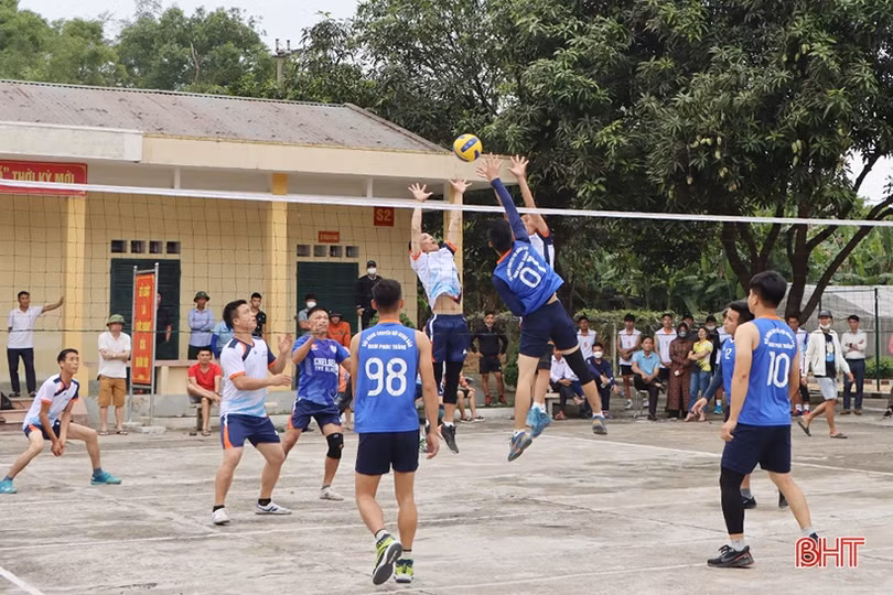 Hơn 200 VĐV tranh tài Giải Bóng chuyền nam nông dân huyện Cẩm Xuyên