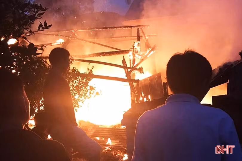 “Bà hỏa” thiêu rụi căn nhà gỗ của 1 hộ dân ở Hương Khê 