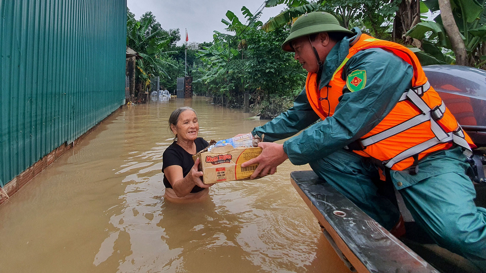 Người dân “tâm lũ” Hà Tĩnh nặng nghĩa ân tình với đồng bào Nghệ An