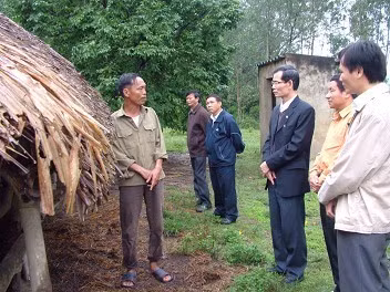 Phó Chủ tịch Thường trực UBND tỉnh Trần Minh Kỳ kiểm tra công tác dập dịch ở xã Nam Hương
