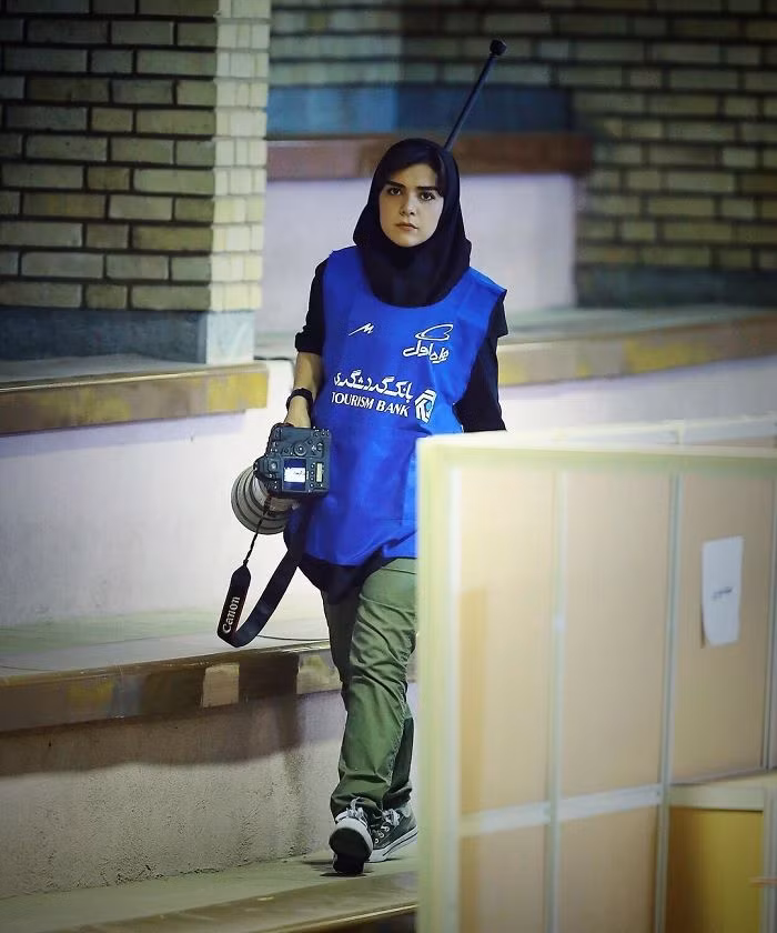 Nữ phóng viên thể thao Iran gây chú ý khi leo mái nhà tác nghiệp