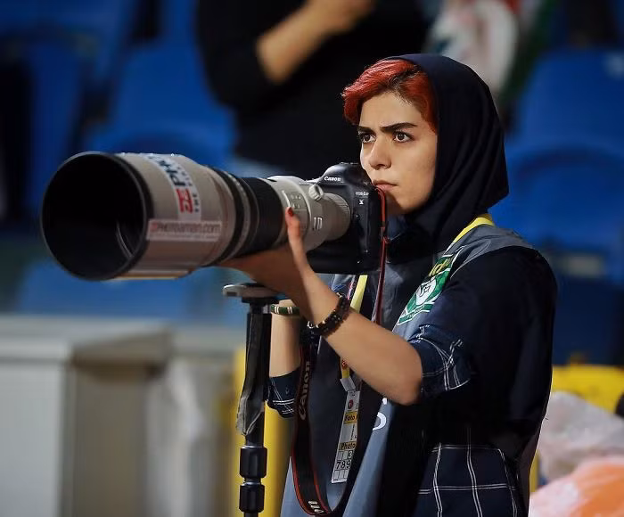 Nữ phóng viên thể thao Iran gây chú ý khi leo mái nhà tác nghiệp