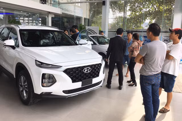 Thời mua ô tô như bao cấp tại Việt Nam: Cầm phiếu chờ tới lượt, có tiền chưa chắc đã có xe
