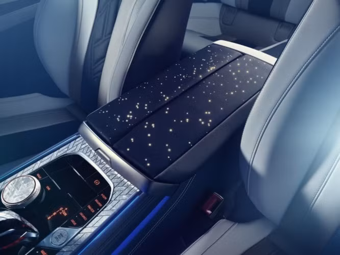 BMW 8 Series trở nên độc đáo với các chi tiết bằng thiên thạch