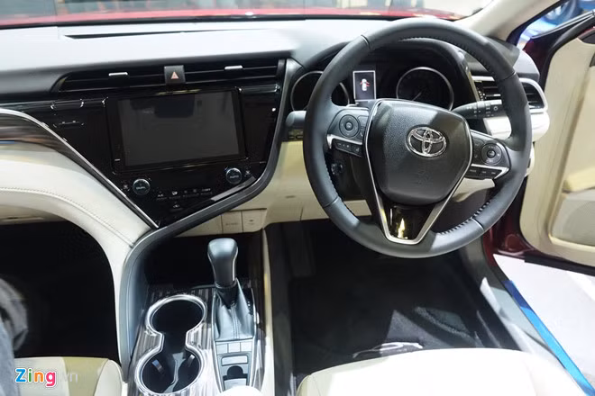 Toyota Camry 2019 ra mắt tại Singapore, rộng cửa về Việt Nam