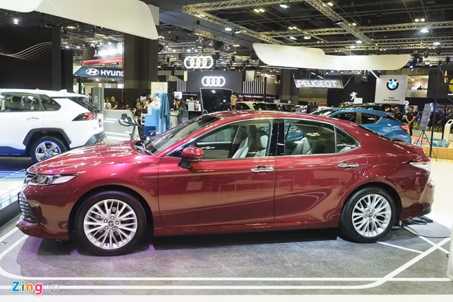 Toyota Camry 2019 ra mắt tại Singapore, rộng cửa về Việt Nam