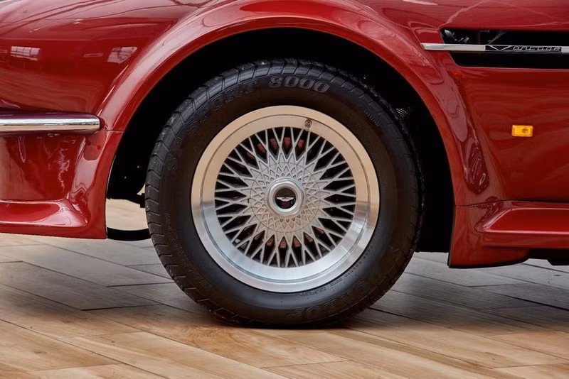 Xe cổ Aston Martin V8 Volante 1988 của David Beckham được rao bán