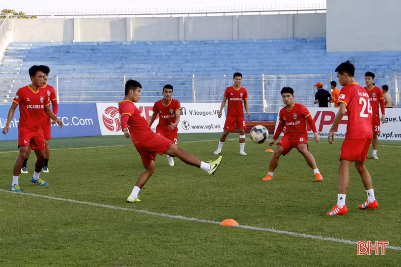 Các fan vây quanh Tiến Linh trong buổi tập làm quen SVĐ Hà Tĩnh