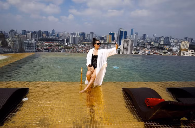 Báo nước ngoài trầm trồ về khách sạn dát vàng ở Việt Nam