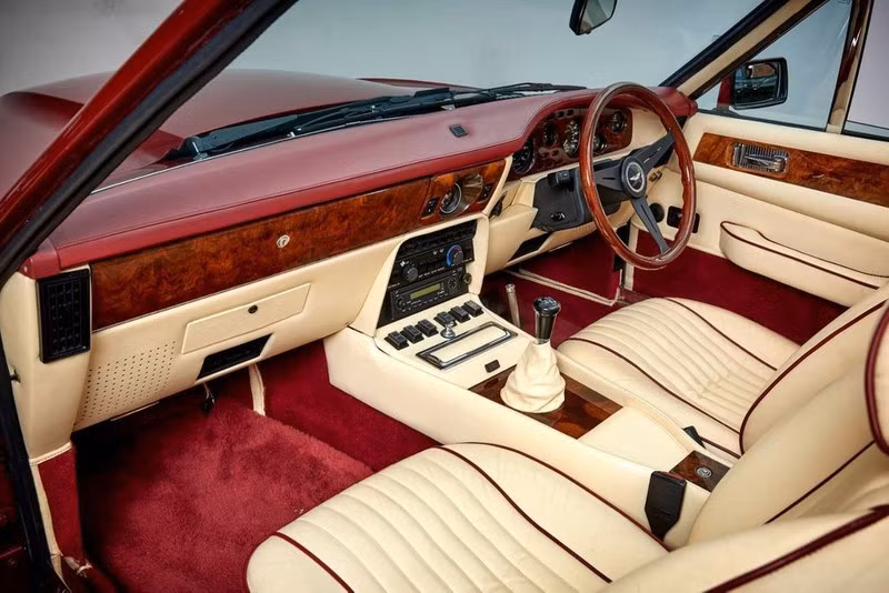 Xe cổ Aston Martin V8 Volante 1988 của David Beckham được rao bán