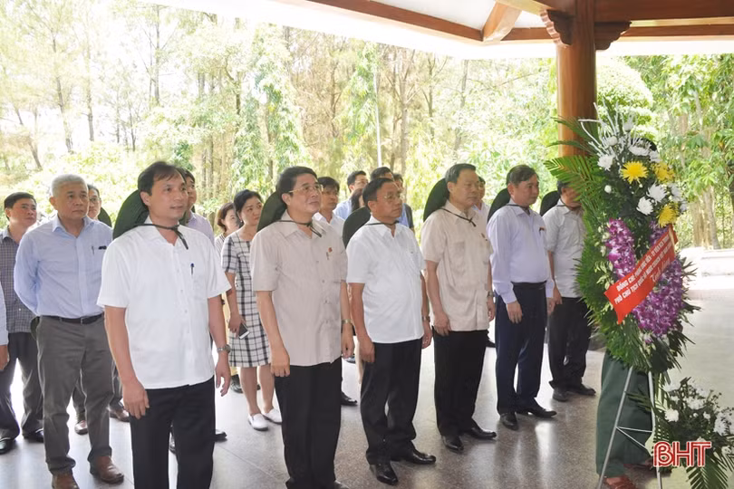 Phó Chủ tịch Quốc hội Phùng Quốc Hiển dâng hương tại Ngã ba Đồng Lộc