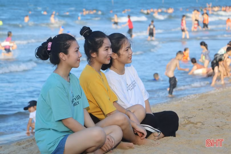 Khu du lịch biển Thiên Cầm “kín” khách những ngày nắng nóng