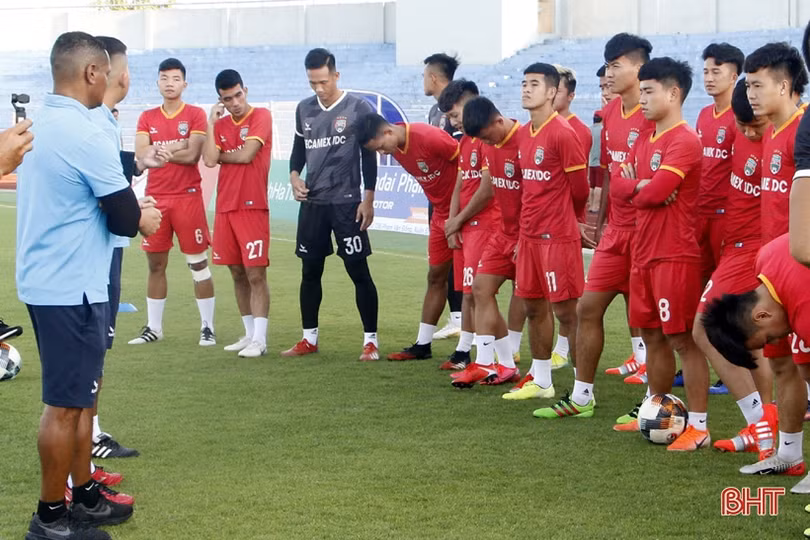Các fan vây quanh Tiến Linh trong buổi tập làm quen SVĐ Hà Tĩnh