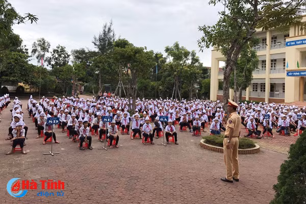 pho bien phap luat atgt cho hon 10 000 hoc sinh tp ha tinh