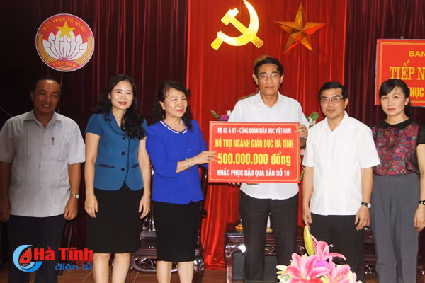 bo gd dt trao 500 trieu dong ho tro khac phuc hau qua mua bao
