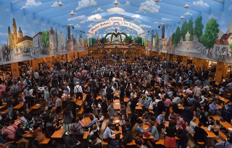 soi dong le hoi bia oktoberfest vua khai mac tai duc