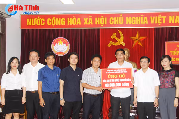 bo gd dt trao 500 trieu dong ho tro khac phuc hau qua mua bao